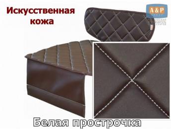 Коврик под детское автокресло-бустер. Искусственная кожа. Цвет: коричневый с белой прострочкой Ромб.
